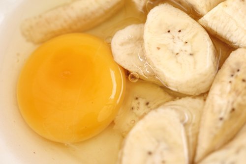 Máscara de banana e ovo para reparar as pontas duplas do cabelo