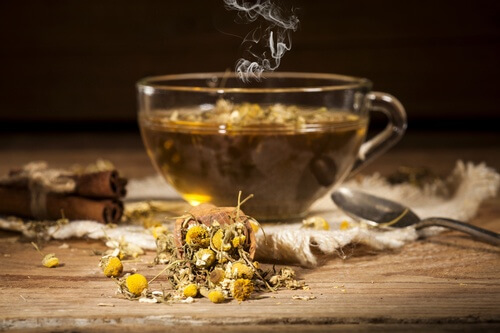 Chá de camomila para aliviar dor de joanetes