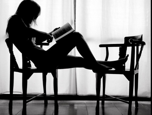 mulher-lendo-livro-sentada