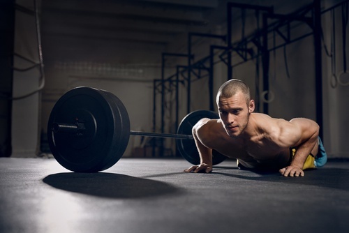 Homem fazendo burpees para emagrecer