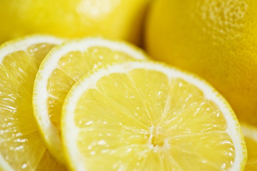 limão cortado em rodelas