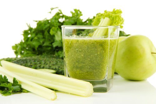 Suco de salsão e maçã verde para desintoxicar os rins
