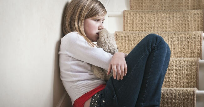 Menina triste pelo abuso infantil