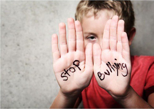 Criança pedindo para parar os abusos