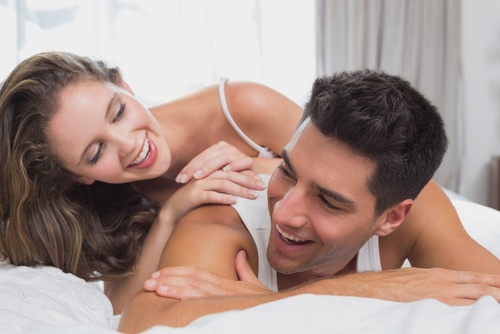 Casal feliz graças a uma vida sexual ativa