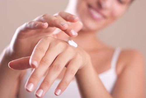 Passar creme hidratante para acordar radiante