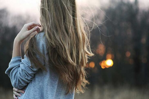 Menina aprendendo a viver