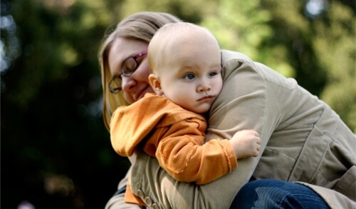 Mãe abraçando criança autista