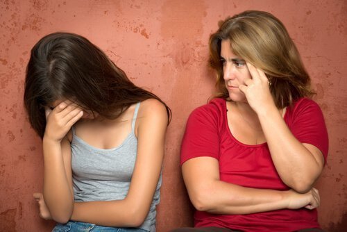 Menina chorando pelo comportamento tóxico da mãe
