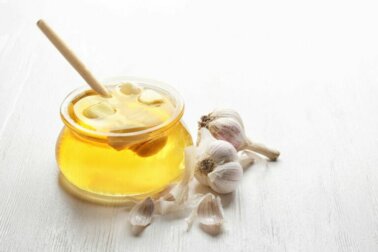 Remédio de mel e alho para cuidar do fígado