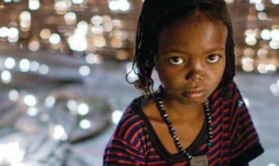 Criança triste por causa do abuso infantil