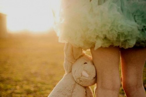 Menina com urso