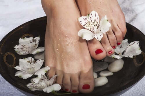 Para que serve a prática de colocar os pés em água fria?