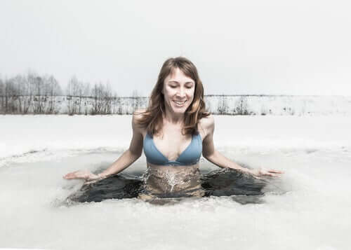 Benefícios para o corpo de mergulhar o corpo na água fria