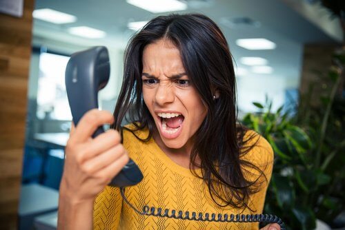mulher_gritando_ao_telefone