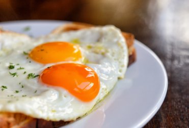 3 razões para consumir ovos no café da manhã e 2 opções de preparo