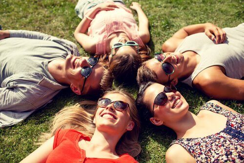 Pessoas felizes porque fazem exercícios físicos