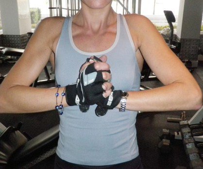 Mulher fazendo exercício para o busto