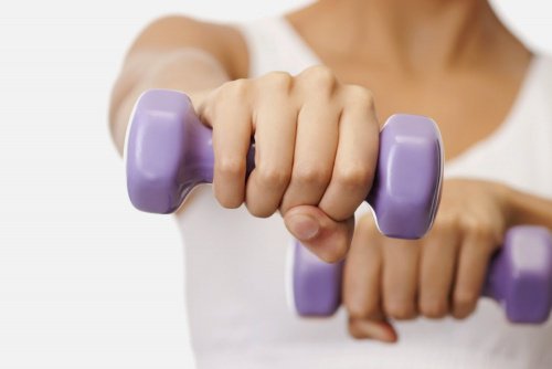 Mulher fazendo exercício para o busto