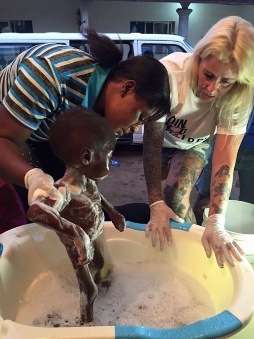 Menino nigeriano tomando banho