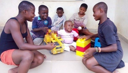 Menino nigeriano brincando