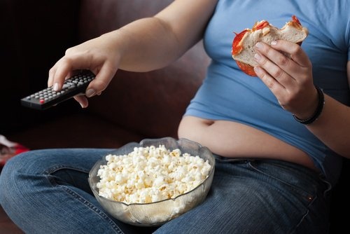 Pessoa adotando hábito que engorda