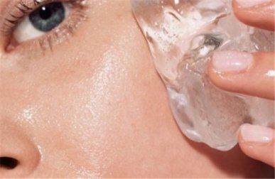 Um truque para melhorar a pele usando cubos de gelo