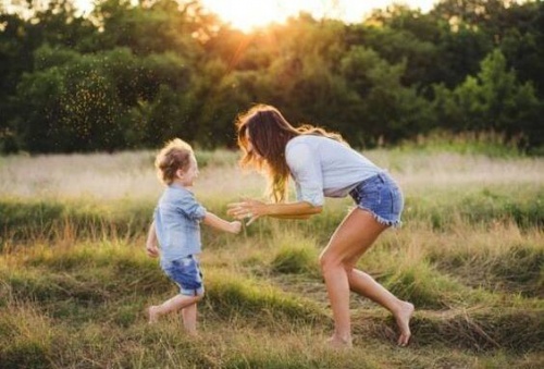 mae-brincando-com-filho-homem