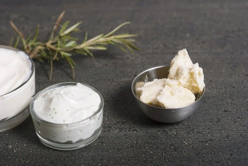 Tratamento de manteiga de karité e mel contra estrias