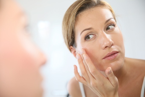 Mulher colocando uma máscara natural de abacaxi para rugas sob os olhos