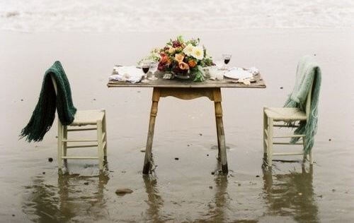 Mesa vazia que representa a perda de um ser querido