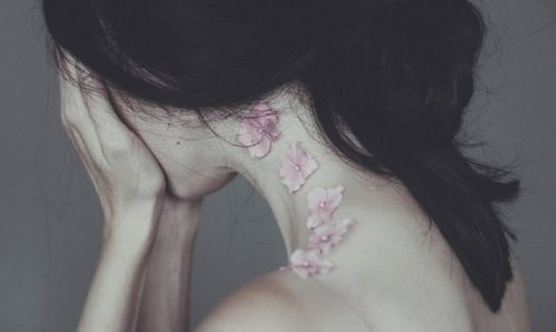 mulher-triste-sofrendo-por-amor