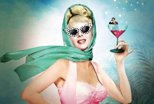 mulher_pinup_com_drink_na_mao