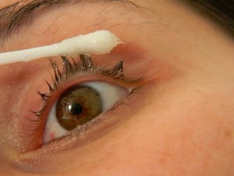 Quer aumentar o tamanho dos cílios? Experimente este tratamento natural