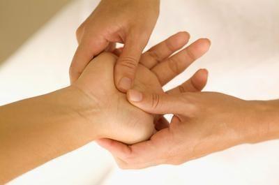 Pressão nas mãos para reenergizar o corpo