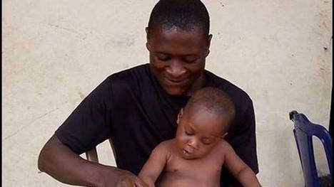 Menino nigeriano com seu pai