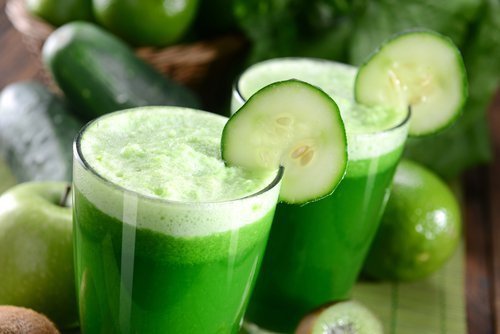 Vitaminas e sucos verdes para o café da manhã