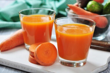 Copos com suco de cenoura