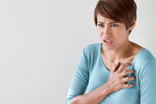 Mulher sentindo dor por causa da síndrome do coração partido