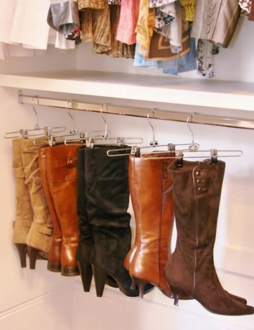 Botas penduradas de cabides