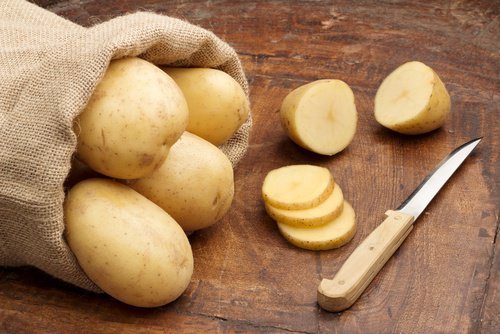 Batata crua para tarefas domésticas