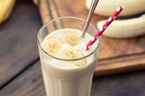 Vitamina de banana e leite de coco ajuda a aliviar a garganta ressecada