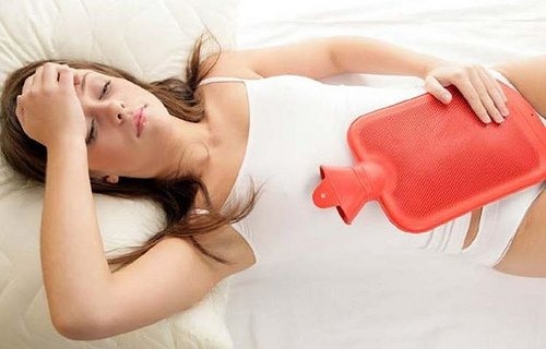 Para reduzir a ovulação dolorosa coloque uma bolsa de água quente sobre o abdome