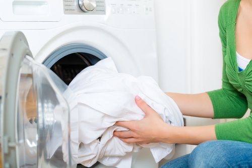 Colocar roupa na lavadora