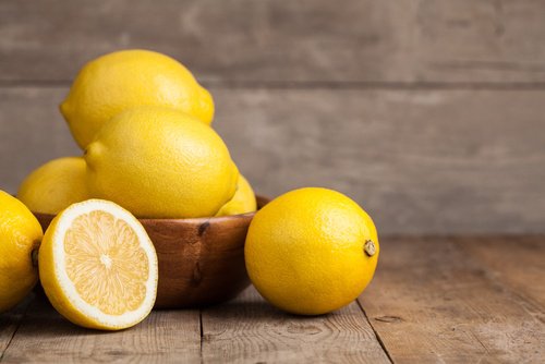 Limão para preparar uma bebida de cúrcuma e limão 