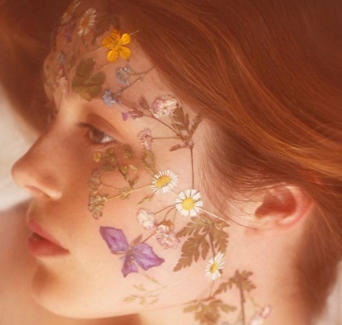 Mulher com flores no rosto procurando seu amor