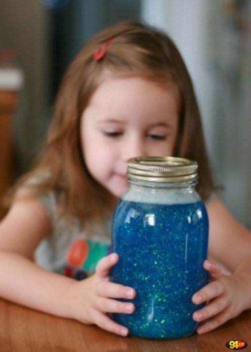 Criança com pote de calma para a raiva