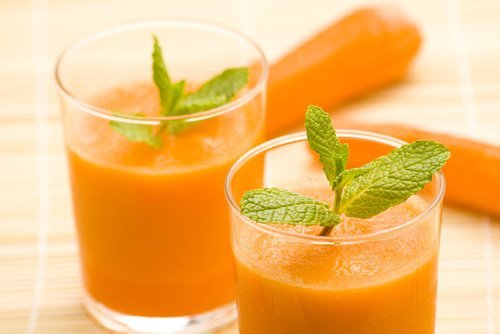 8 benefícios desconhecidos do suco de cenoura