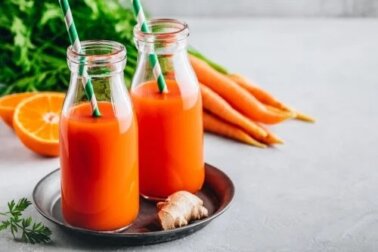 Suco detox de laranja, cenoura e gengibre