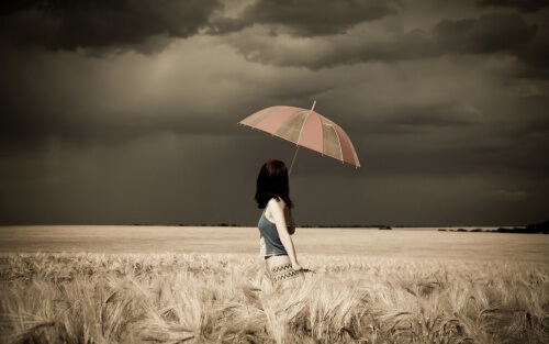 Mulher com guarda chuva em um dia nublado